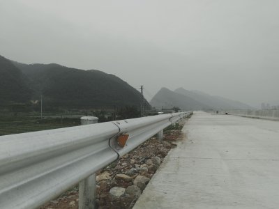 波（bō）形護欄案例